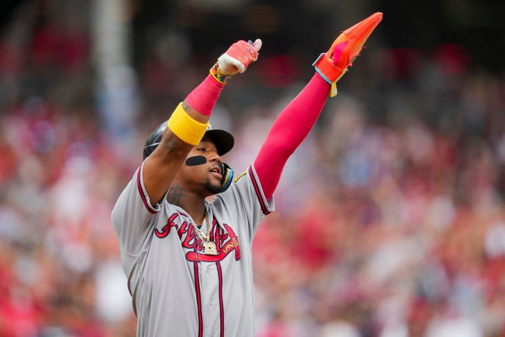 De La Cruz goes for cycle and Votto hits 2 clutch homers as streaking Reds  stop Braves 11-10 – KVEO-TV