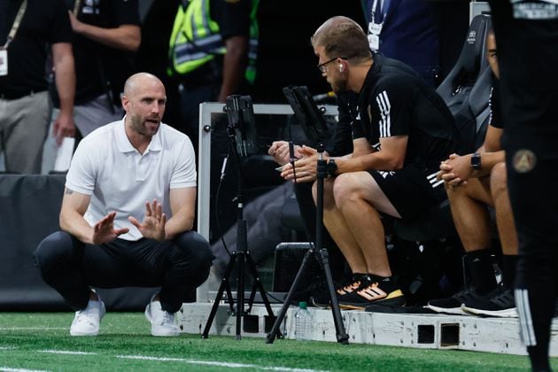 Atlanta United head coach Rob Valentino speaks with his staff during the second half at Mercedes-Benz Stadium on Sunday, August 4, 2024, in Atlanta.
(Miguel Martinez/ AJC)