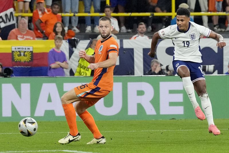 England's Ollie Watkins, right, scores his side's second goal during a semifinal match between the Netherlands and England at the Euro 2024 soccer tournament in Dortmund, Germany, Wednesday, July 10, 2024. (AP Photo/Martin Meissner)