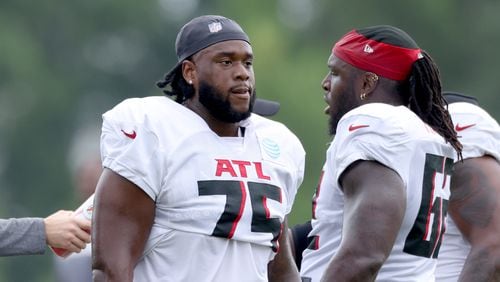 080122 Flowery Branch, Ga.: Atlanta Falcons offensive guard Justin Shaffer (75) during training camp at the Falcons Practice Facility, Monday, August 1, 2022, in Flowery Branch, Ga. (Jason Getz / Jason.Getz@ajc.com)