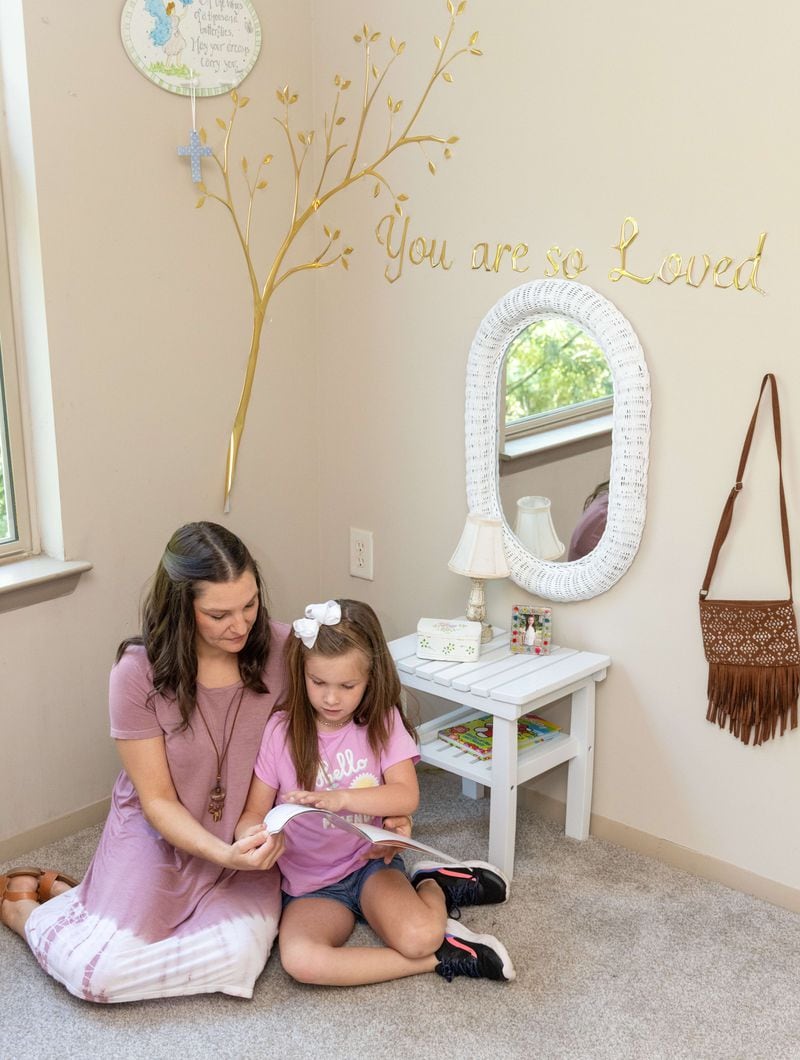 Amber Burns reads with her daughter Emberly (age 7) in their apartment in Atlanta. PHIL SKINNER FOR THE ATLANTA JOURNAL-CONSTITUTION