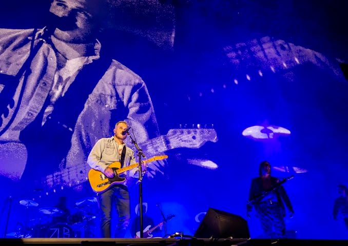 Atlanta, Ga: Zach Bryan played to a sold-out crowd of cowboy hat-clad fans who sang along with every word. Photo taken Saturday August 10, 2024 at Mercedes Benz Sadium. (RYAN FLEISHER FOR THE ATLANTA JOURNAL-CONSTITUTION)