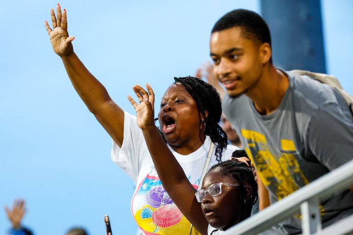 Fans react during a break in the first set of an exhibition match between Sloane Stephens and Taylor Townsend at the Atlanta Open in Atlantic Station on Sunday, July 21, 2024, in Atlanta.
(Miguel Martinez / AJC)