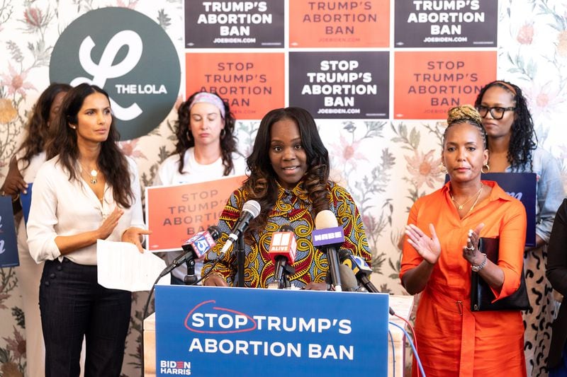 Dr. Shawana Moore berbicara pada konferensi pers yang menandai dua tahun sejak Roe v. Wade dibatalkan di The Lola di Atlanta pada hari Senin, 24 Juni 2024. (Seeger Gray/Atlanta Journal-Constitution/TNS)