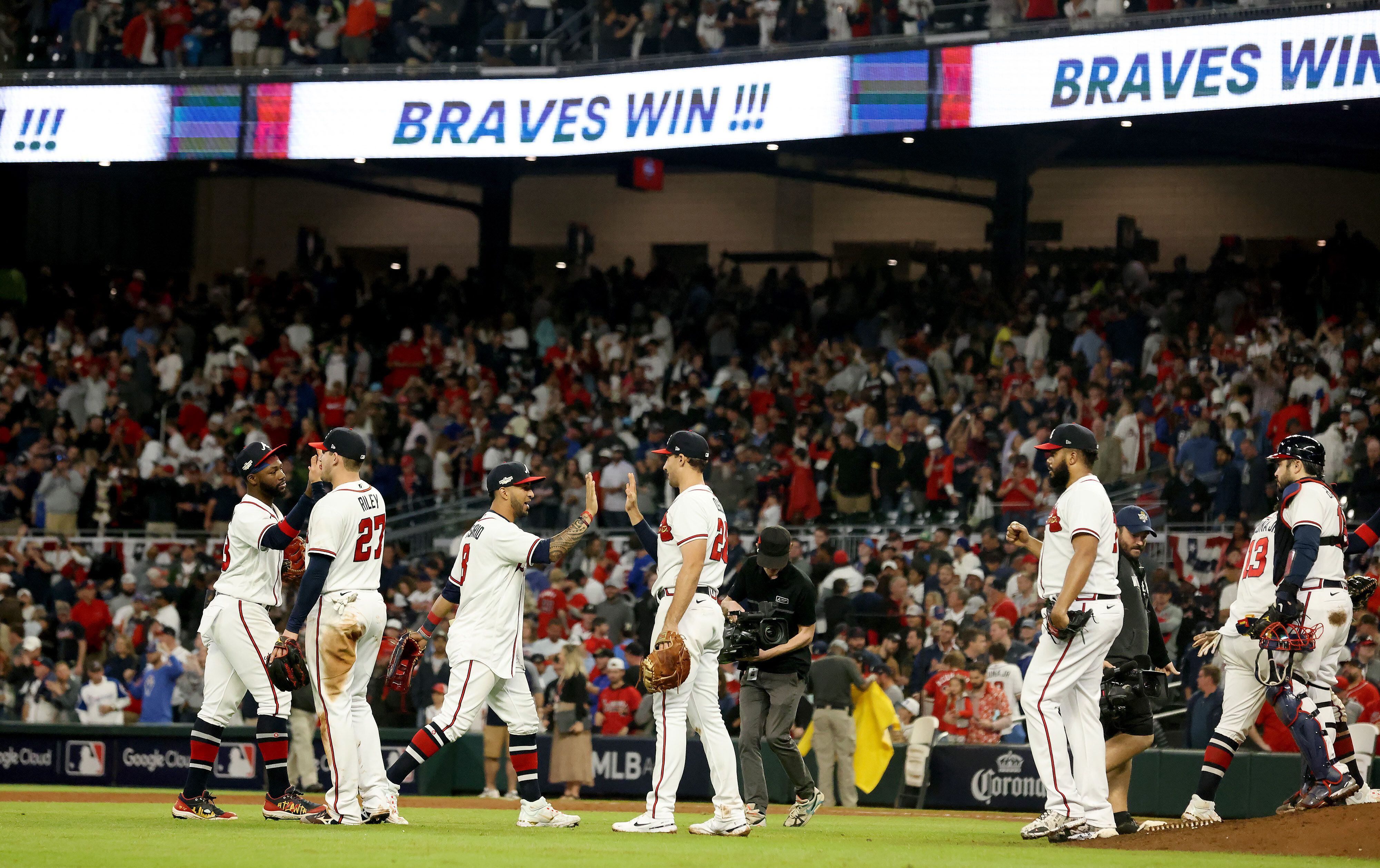 Wright outduels Wheeler, Braves blank Phils 3-0 to even NLDS