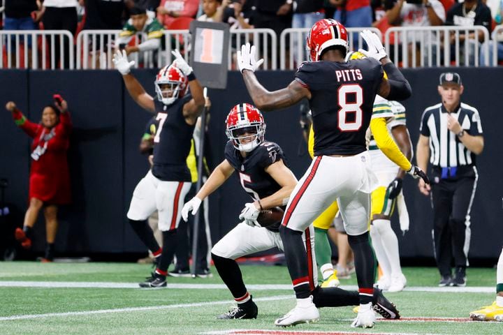 Falcons rally to pull out 25-24 victory over the Packers