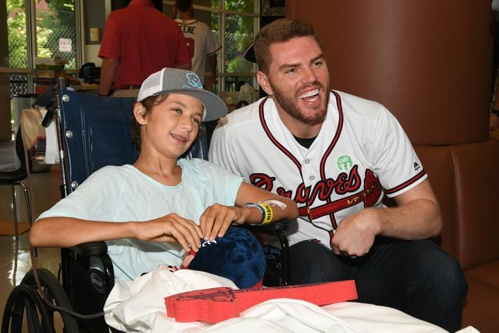 Photos: Braves visit Children’s Healthcare