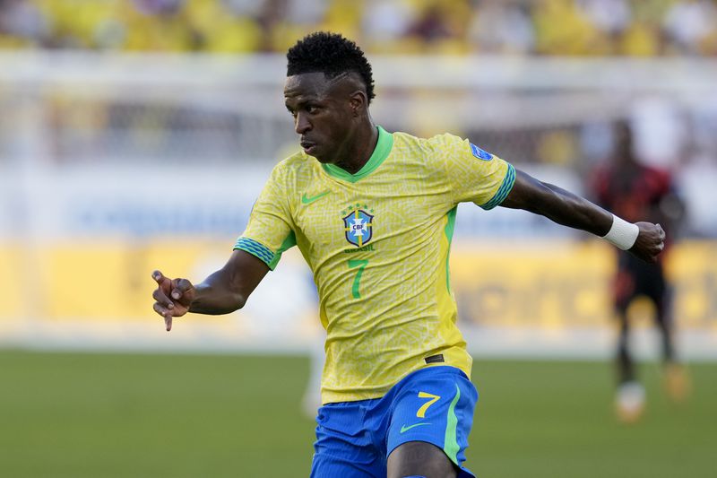 Brazil's Vinicius Junior moves the ball upfield during the second half of a Copa America Group D soccer match against Colombia Tuesday, July 2, 2024, in Santa Clara, Calif. (AP Photo/Godofredo A. Vásquez)
