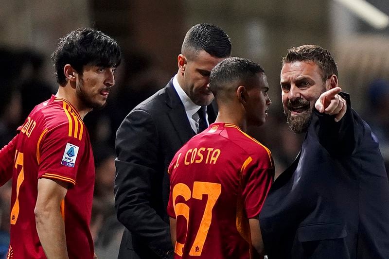 FILE - Roma manager Daniele De Rossi speaks to his team during a Serie A soccer match against Atalanta at Gewiss Stadium, in Bergamo, Italy, Sunday, May 12, 2024. (Spada/LaPresse via AP, File)