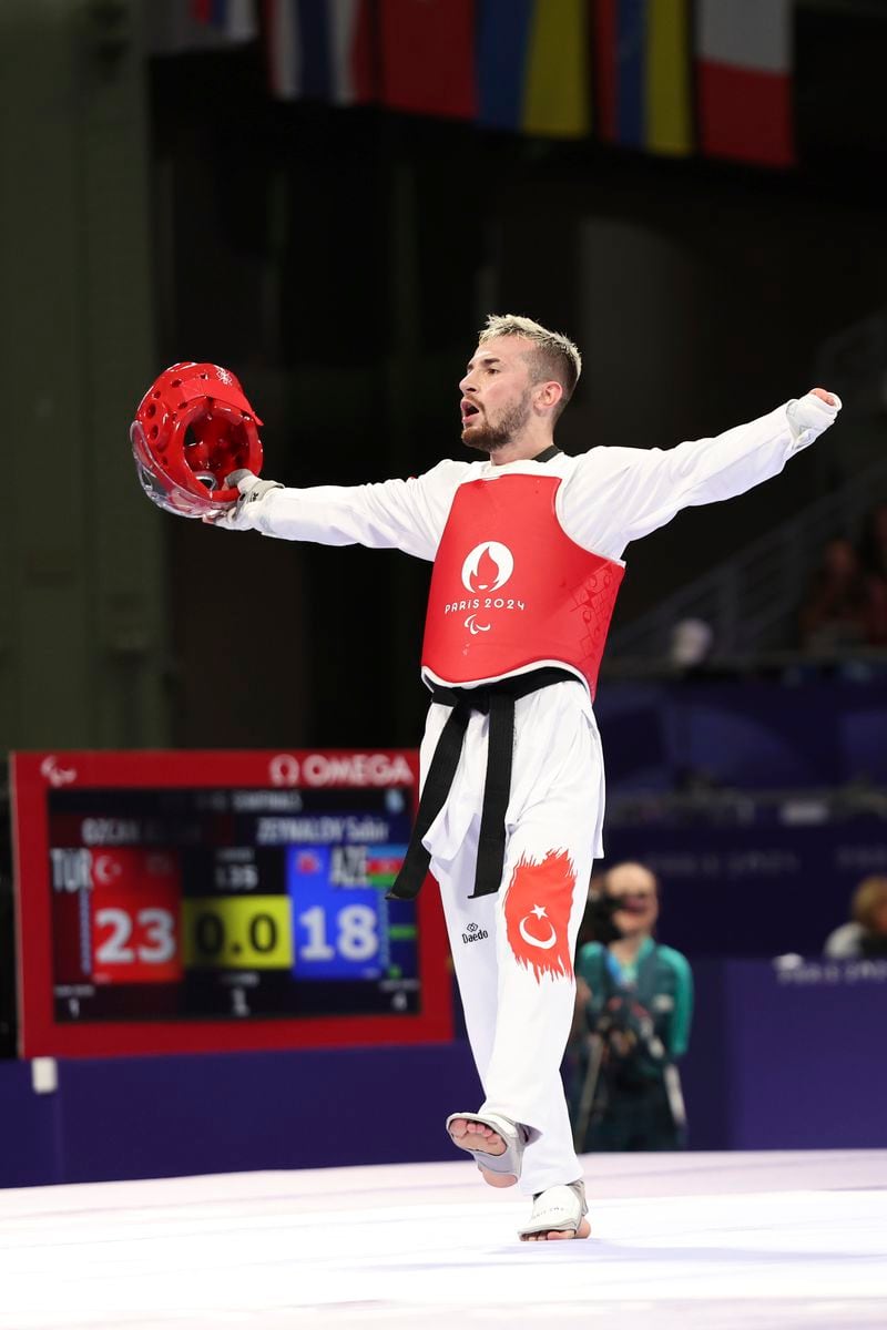 Turkey's Ali Can Ozcan celebrates a 23-18 win over Azerbaijan's Sabir Zeynalov during the Paralympic Games in Paris on Thursday, Aug. 29, 2024. (AP Photo/Madeleine Mertens)