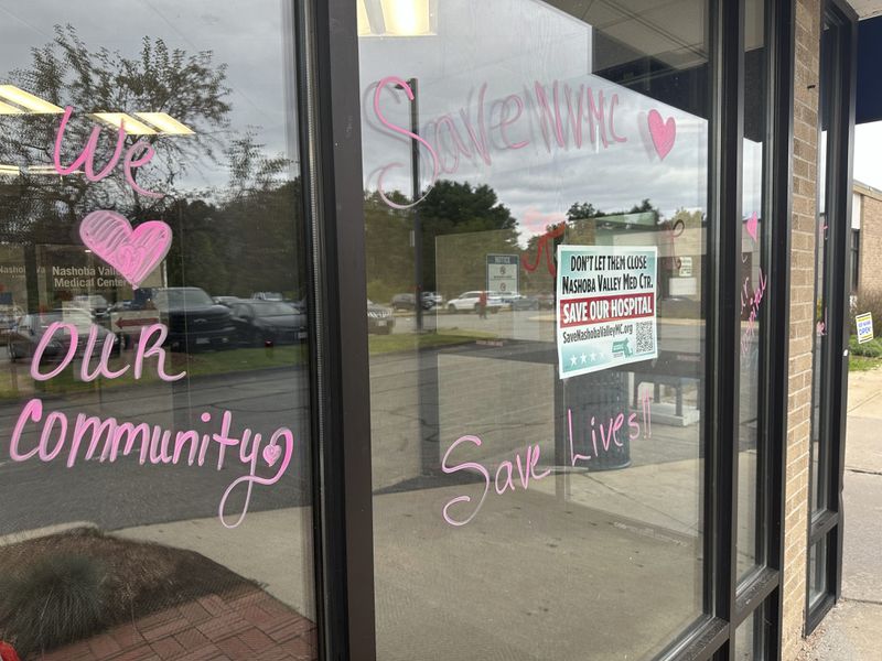 Heartfelt notes are written on windows outside of the Nashoba Valley Medical Center in Ayer, Mass., on Tuesday, Aug. 20, 2024. (AP Photo/Nick Perry)