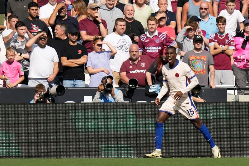 Chelsea's Nicolas Jackson celebrates after he scored during the English Premier League soccer match between West Ham United and Chelsea at the London stadium in London, Saturday, Sept. 21, 2024. (AP Photo/Alastair Grant)