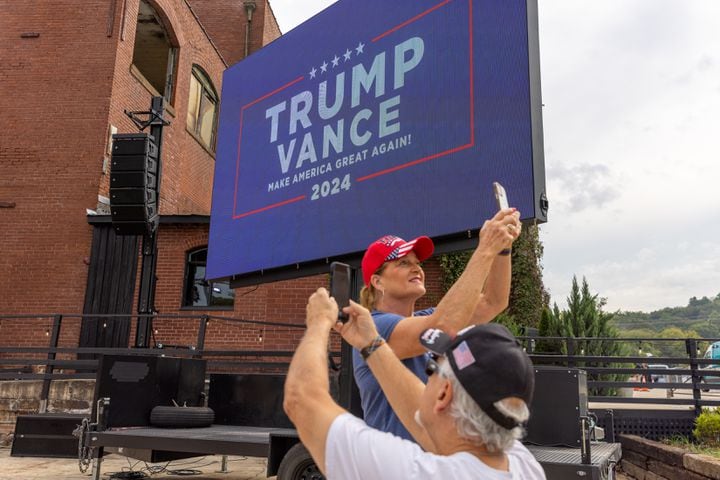 JD Vance campaigns in Lindale
