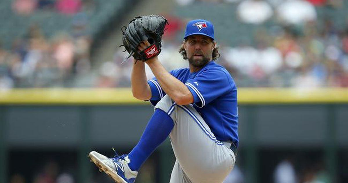 Ex-Jays hurler R.A. Dickey signs 1-year deal with Braves