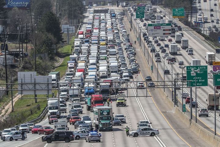 I-85 shut down as Gwinnett SWAT surrounds bus with armed man aboard