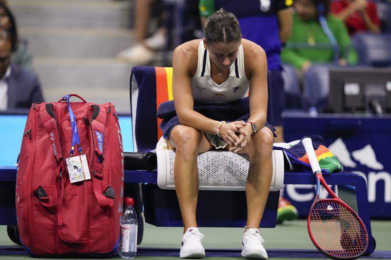 Emma Navarro, of the United States, takes a break between games against Aryna Sabalenka, of Belarus, during the women's singles semifinals of the U.S. Open tennis championships, Thursday, Sept. 5, 2024, in New York. (AP Photo/Frank Franklin II)