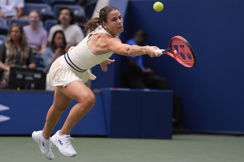 Emma Navarro, of the United States, returns a shot to Marta Kostyuk, of Ukraine, during the third round of the U.S. Open tennis championships, Friday, Aug. 30, 2024, in New York. (AP Photo/Matt Rourke)