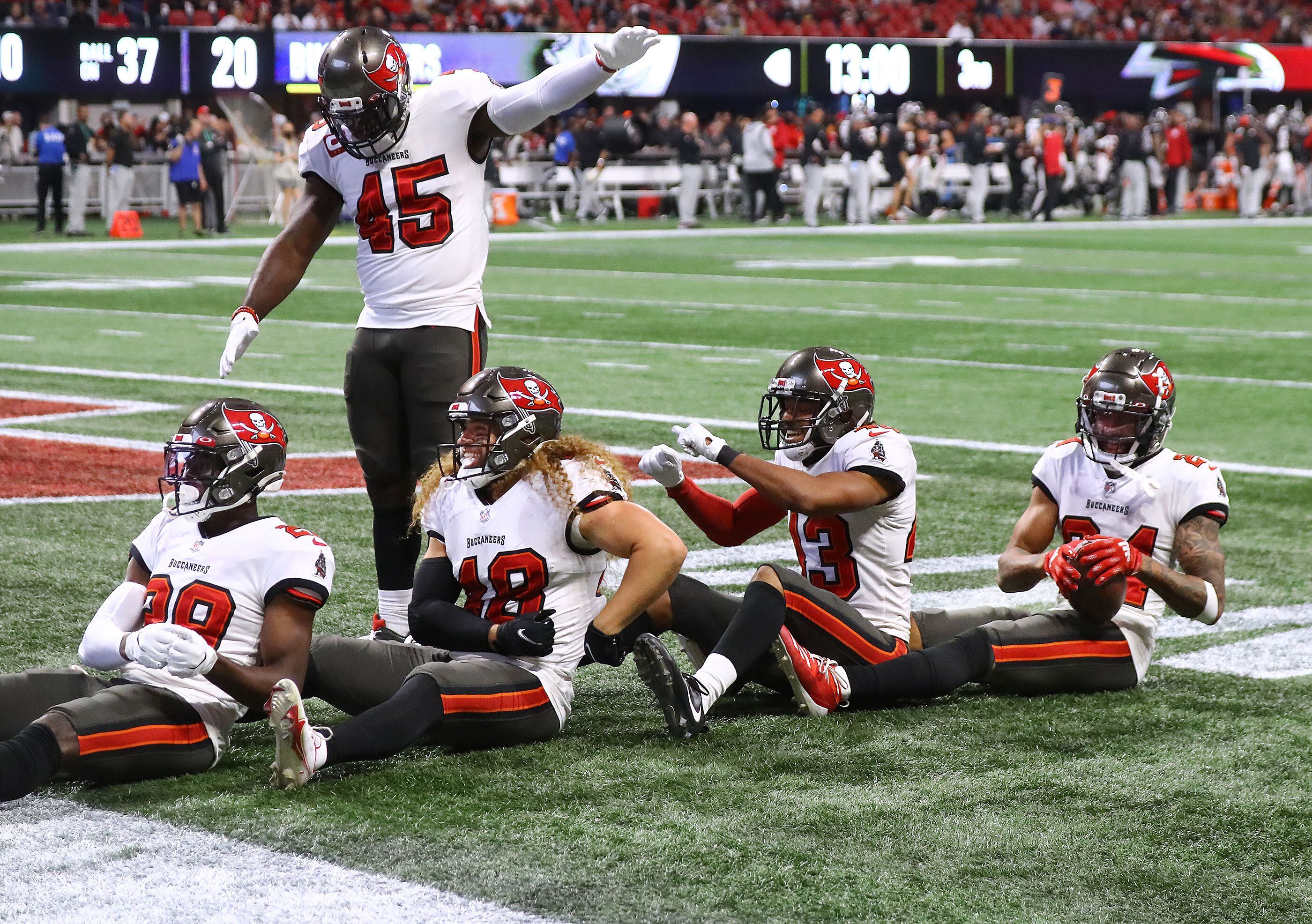 Brady throws for 368 yards, 4 TDs; Bucs beat Falcons 30-17