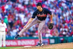 Wright wins 20th, Braves beat Phils to trim NL East deficit