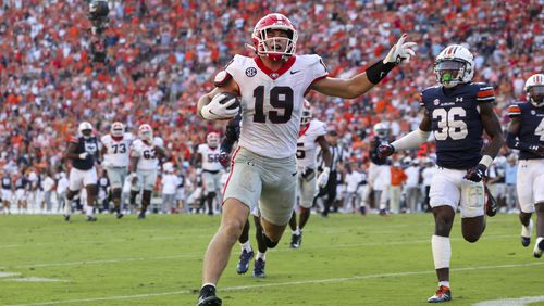 Georgia tight end Brock Bowers (19) scores a 40-yard touchdown reception for the go-ahead touchdown during the fourth quarter of their game Auburn at Jordan-Hare Stadium, Saturday, September 30, 2023, in Auburn, Al. Georgia won 27-20. Bowers had eight catches for 157 yards and one touchdown. (Jason Getz / Jason.Getz@ajc.com)