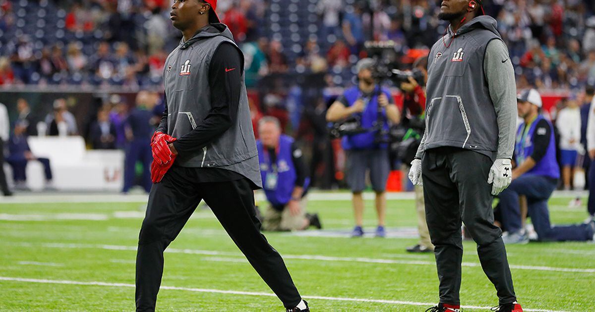 Atlanta Falcons wide receiver Taylor Gabriel (18) warms up before