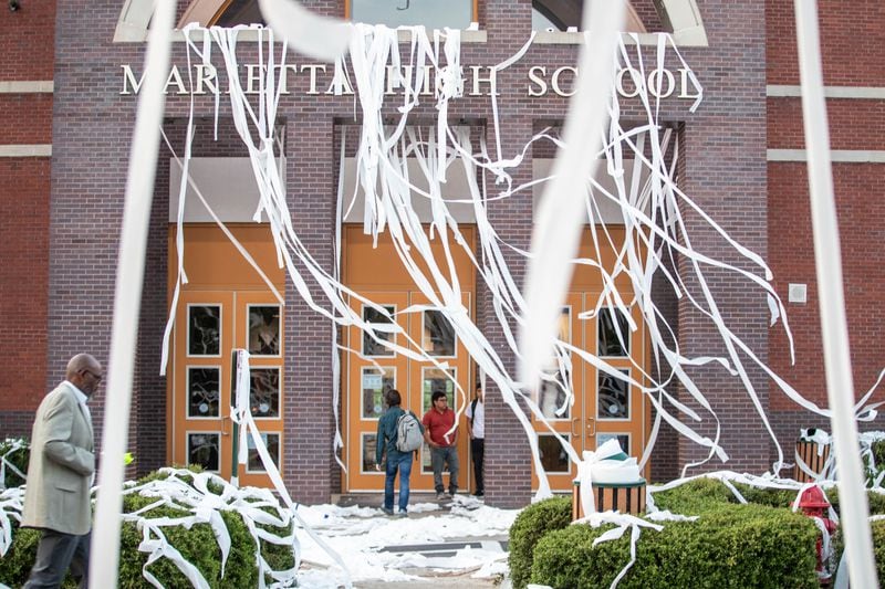 Here's what the front of the school looked like on the first day of school last year, in August 2023. How does it compare to this year's class? (Katelyn Myrick/katelyn.myrick@ajc.com)