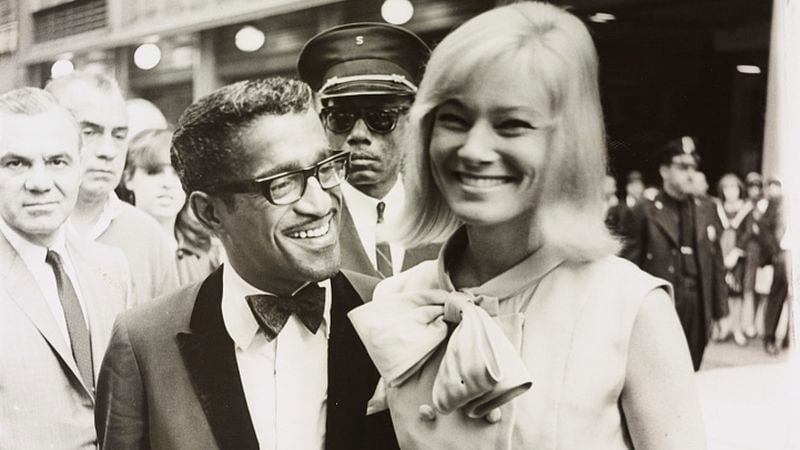 Sammy Davis Jr. und May Britt im Shubert Theater in New York City im Jahr 1965. (Stanley Wolfson/New York World-Telegram Sun)