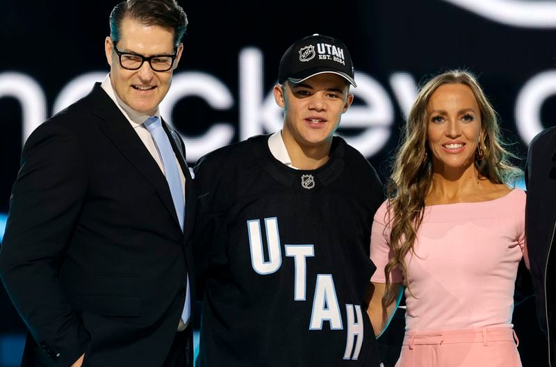 Tij Iginla, center, poses after being selected by the Utah Hockey Club during the first round of the NHL hockey draft Friday, June 28, 2024, in Las Vegas. (AP Photo/Steve Marcus)