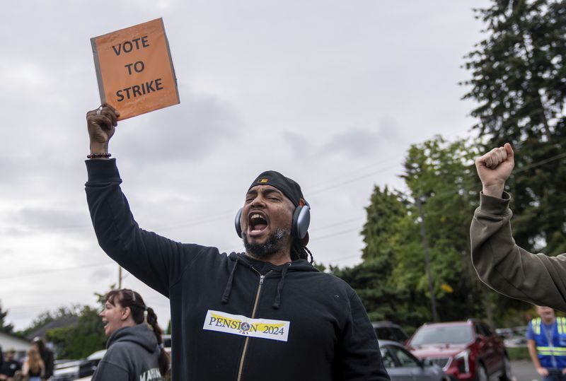 International Aerospace Machinists union member Chase Sparkman encourages fellow members to reject a contract offer with airplane maker Boeing, on Thursday, Sept. 12, 2024, in Renton, Wash. (AP Photo/Stephen Brashear)