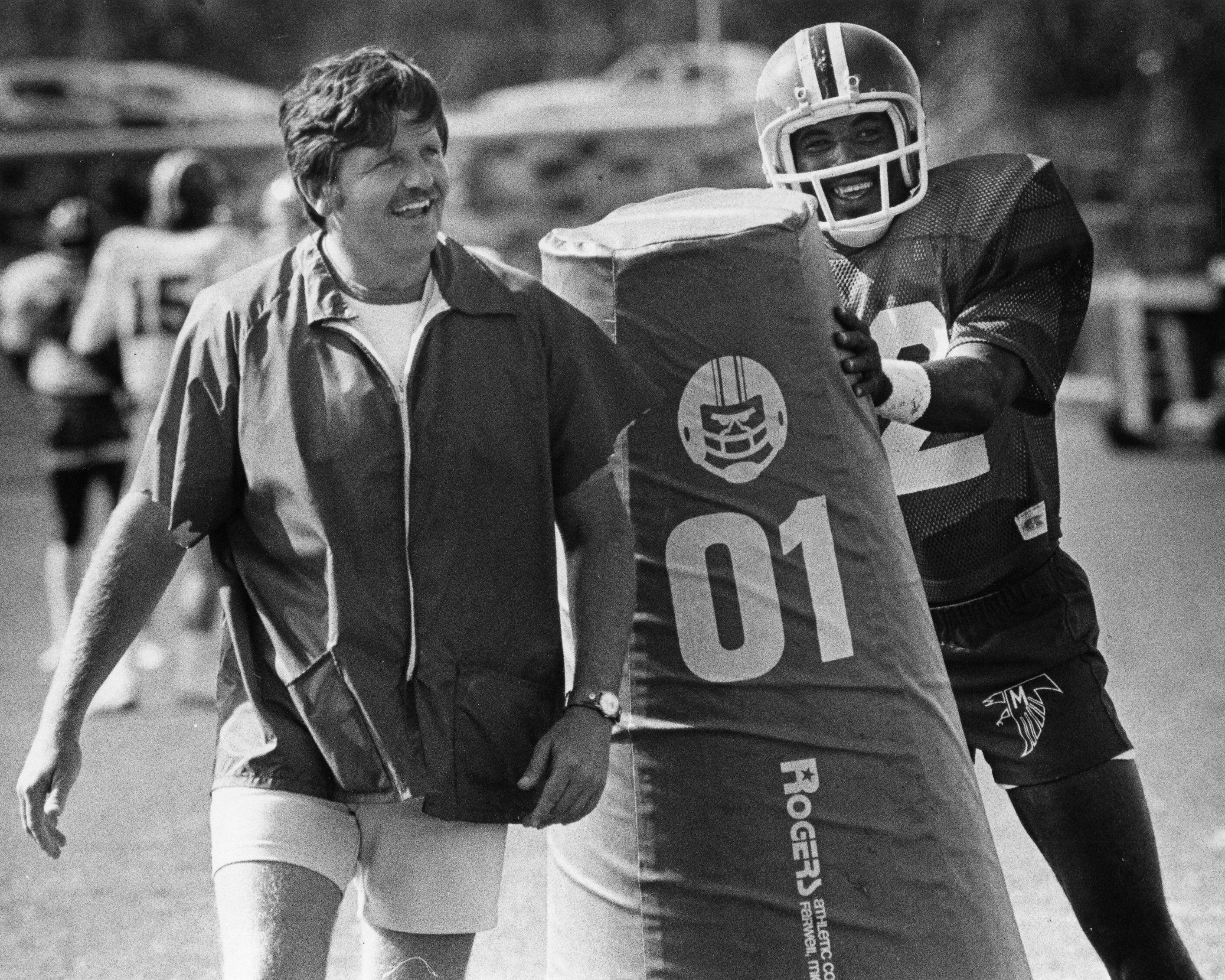 Atlanta Falcons head coach Jerry Glanville yells during a game News  Photo - Getty Images