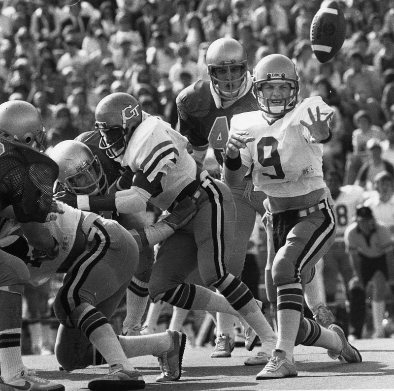 Georgia Tech freshman quarterback Ken Whisenhunt pitches out to a trailing back against Notre Dame on Saturday, Nov. 8, 1980. (Bill Mahan/AJC staff