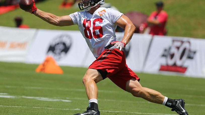 Falcons reach for tight end help, sign Jacob Tamme