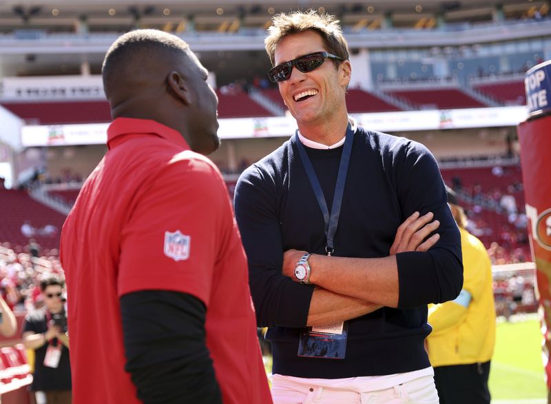 Tom Brady chats with former San Francisco 49er Frank Gore before Niners play New Orleans Saints during NFL preseason game at Levi's Stadium in Santa Clara, Calif., on Sunday, August 18, 2024./San Francisco Chronicle via AP)