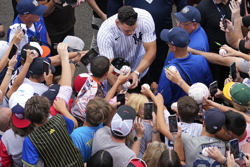 New York Yankees' Aaron Judge, top center, makes his way to Lamade Stadium during a team visit to the Little League World Series tournament in South Williamsport, Pa., Sunday, Aug. 18, 2024. The Yankees will be playing the Detroit Tigers in the Little League Classic at Bowman Stadium in Williamsport, Pa., on Sunday Night Baseball. (AP Photo/Gene J. Puskar)