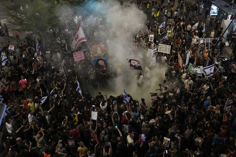 People protest against Prime Minister Benjamin Netanyahu's government and call for the release of hostages held in the Gaza Strip by the Hamas militant group, in Tel Aviv, Israel, Saturday, Sept. 21, 2024. (AP Photo/Mahmoud Illean)