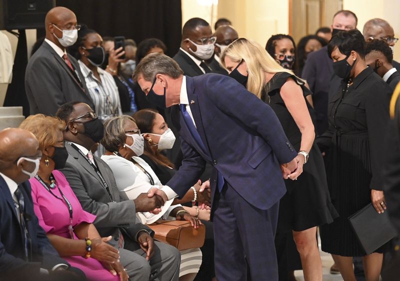 7/29/20 - 7/29/20 - Atlanta, GA - Gov. Brian Kemp, First Lady Mary Kemp, and Atlanta mayor Keisha Lance Bottoms  greet family members during a ceremony in the capitol.  On the fifth day of the “Celebration of Life” for Rep. John Lewis, Lewis’s body and and family members returned to Georgia for ceremonies at the State Capitol where he will also lie in state until his funeral on Thursday.  Hyosub Shin / Hyosub.shin@ajc.com