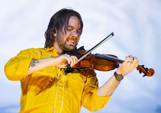 Atlanta, Ga: Zach Bryan played to a sold-out crowd of cowboy hat-clad fans who sang along with every word. Photo taken Saturday August 10, 2024 at Mercedes Benz Sadium. (RYAN FLEISHER FOR THE ATLANTA JOURNAL-CONSTITUTION)