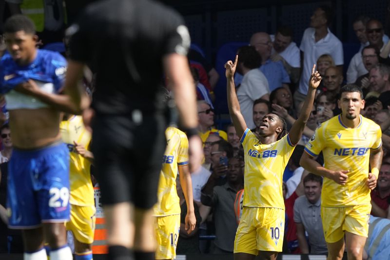 Crystal Palace's Eberechi Eze, second right, celebrates after scoring his sides first goal during the English Premier League soccer match between Chelsea and Crystal Palace, at the Stamford Bridge Stadium in London, Sunday, Sept. 1, 2024. (AP Photo/Frank Augstein)