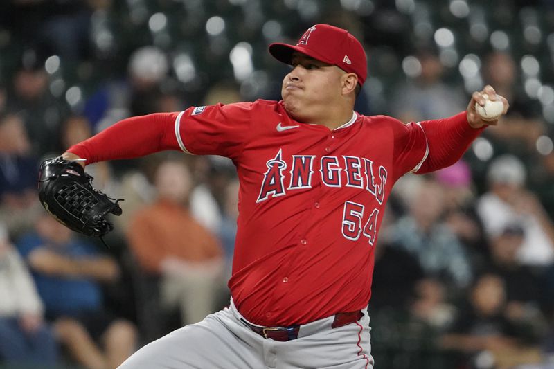 Los Angeles Angels pitcher José Suarez (54) throws the ball against the Chicago White Sox during first inning of a baseball game, Wednesday, Sept. 25, 2024, in Chicago. (AP Photo/David Banks)