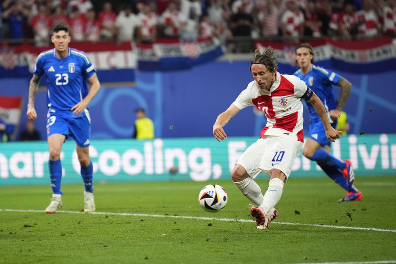 Croatia's Luka Modric scores his side's opening goal during a Group B match between Croatia and Italy at the Euro 2024 soccer tournament in Leipzig, Germany, Monday, June 24, 2024. (AP Photo/Ebrahim Noroozi)