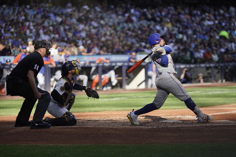 New York Mets' Francisco Lindor hits a solo home run during the sixth inning of a baseball game against the Milwaukee Brewers, Sunday, Sept. 29, 2024, in Milwaukee. (AP Photo/Aaron Gash)