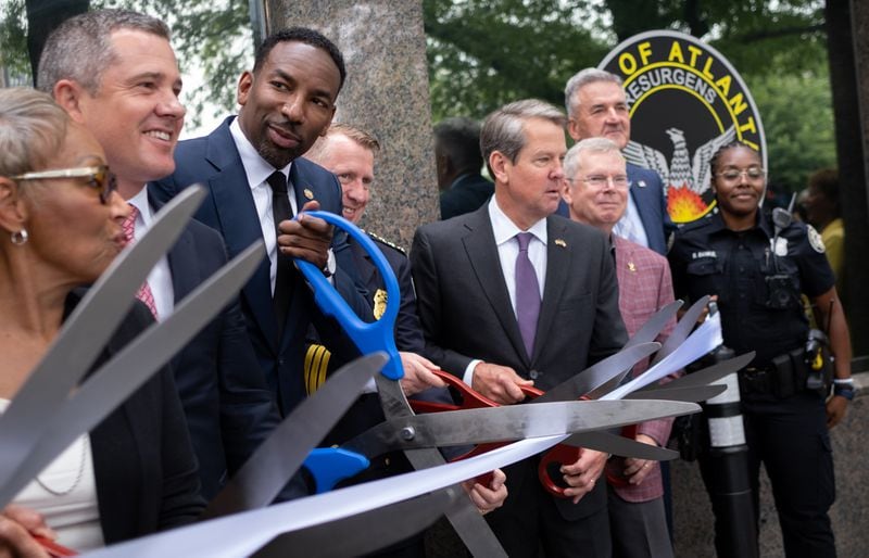 220629-Atlanta-Atlanta Mayor Andre Dickens and Gov. Brian Kemp get their ceremonial scissors ready during a ribbon-cutting for a new police mini-precinct in Buckhead Village on Wednesday, June 29, 2022.  Ben Gray for the Atlanta Journal-Constitution