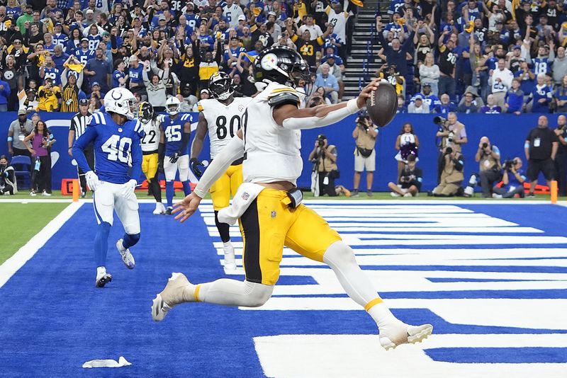 Pittsburgh Steelers quarterback Justin Fields, foreground, runs for a touchdown against the Indianapolis Colts during the second half of an NFL football game Sunday, Sept. 29, 2024, in Indianapolis. (AP Photo/Darron Cummings)