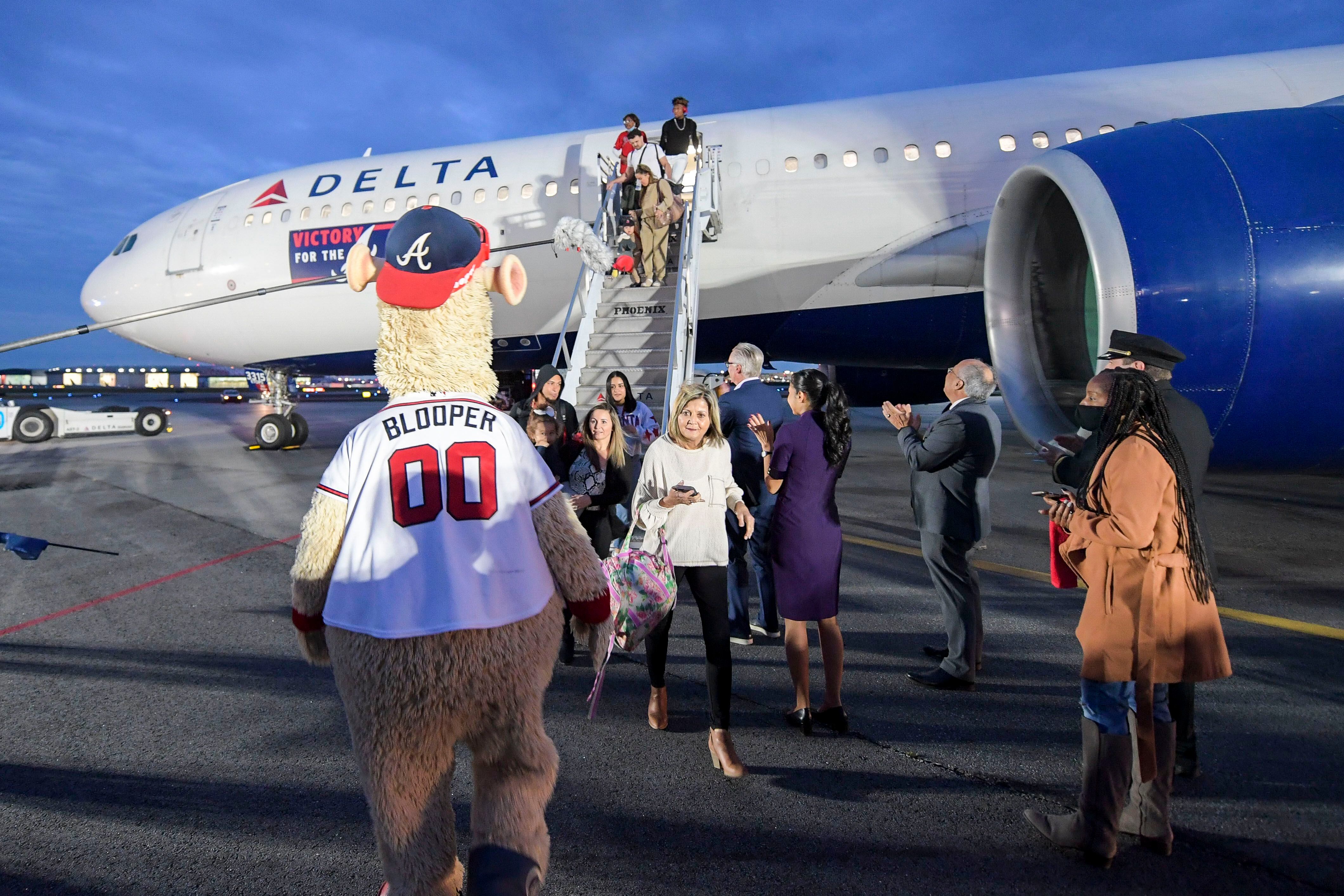 Atlanta Braves airplane gets water cannon salute as team departs