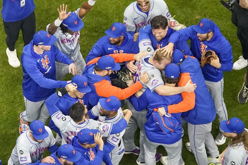 The New York Mets celebrate after winning Game 3 of a National League wild card baseball game against the Milwaukee Brewers Thursday, Oct. 3, 2024, in Milwaukee. The Mets won 4-2. (AP Photo/Morry Gash)