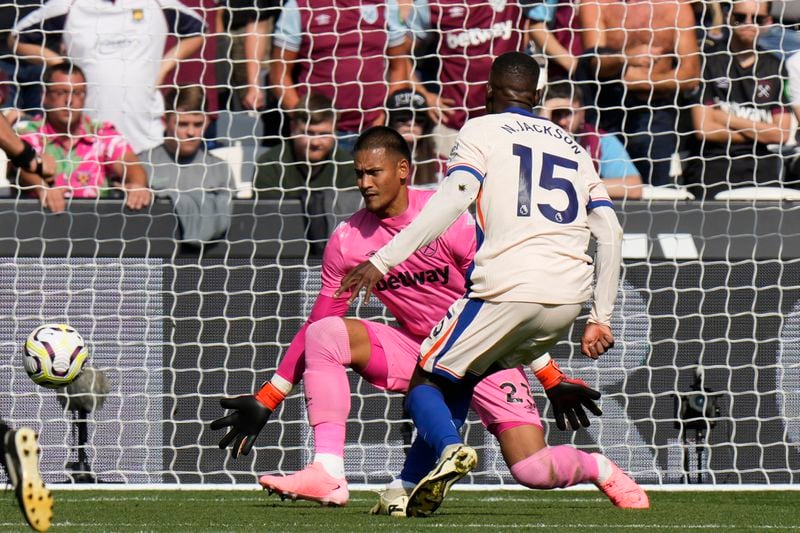 Chelsea's Nicolas Jackson scores during the English Premier League soccer match between West Ham United and Chelsea at the London stadium in London, Saturday, Sept. 21, 2024. (AP Photo/Alastair Grant)