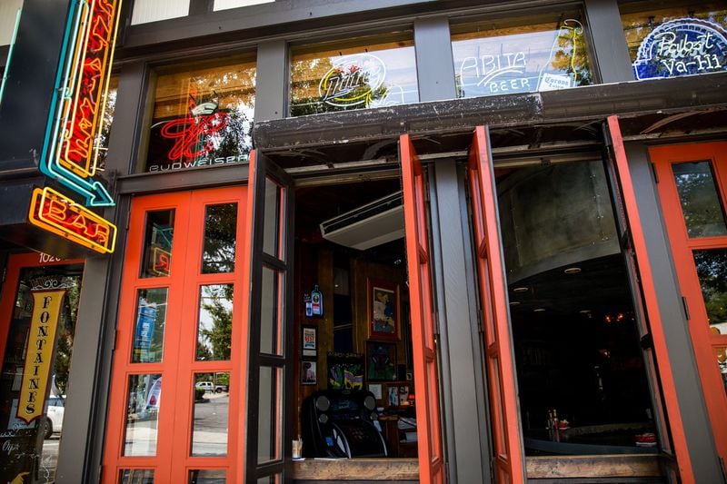 Fontaine’s Oyster Bar has a back patio and a longtime restaurant in Virginia Highlands. (Jenni Girtman/Atlanta Event Photography)