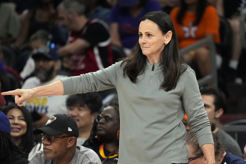 New York Liberty head coach Sandy Brondello gives instructions to players on the court during the first half of a WNBA basketball game against the Phoenix Mercury, Monday, Aug. 26, 2024, in Phoenix. (AP Photo/Ross D. Franklin)