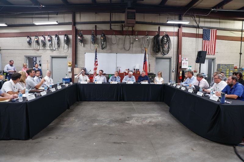 El gobernador Brian Kemp, legisladores estatales y líderes de pequeñas empresas participan en una mesa redonda sobre políticas de litigio civil que afectan el clima empresarial del estado en la sede de Samson Tours en Atlanta el jueves 22 de agosto de 2024. (Natrice Miller/AJC)