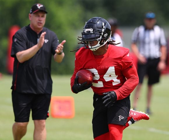 Photos: Devonta Freeman back on field for Falcons’ OTA workouts